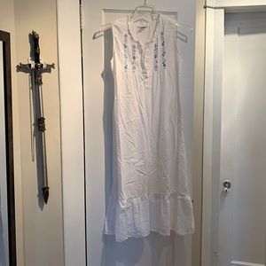 Beautiful crisp cotton nightgown. Size medium yet fits like a small.